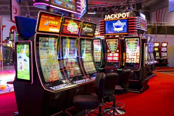 Bikini Paradise slot game interface on gacor 368 showing reels and payout table